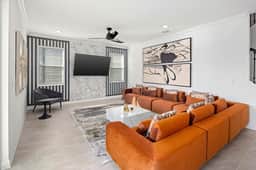 HI310SD: 5 bed, Storybook Village, Casino - Image 3