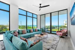 HI3051HL301: 3 bed, seascape - Image 3