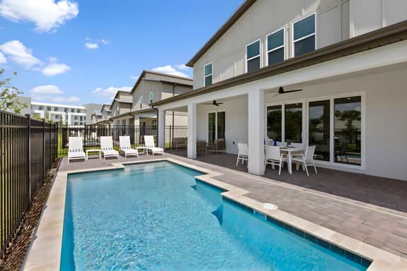 HI290SD: 6 bed, Enchanted House, Karaoke - Image 2