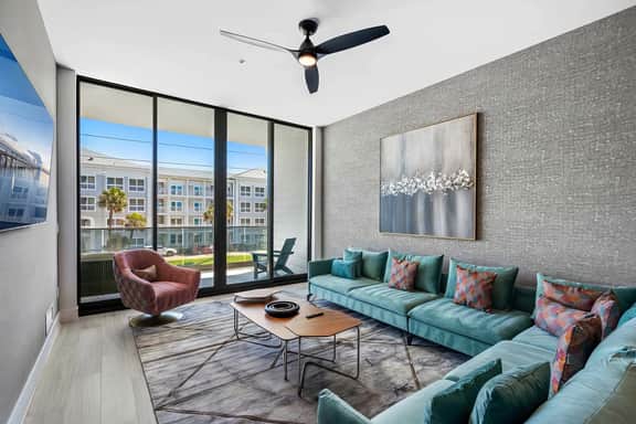 HI3051HL303: 3 bed, seascape - Image 2